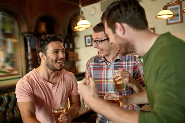 Aficionados al fútbol o amigos con cerveza en el bar deportivo — Foto de Stock