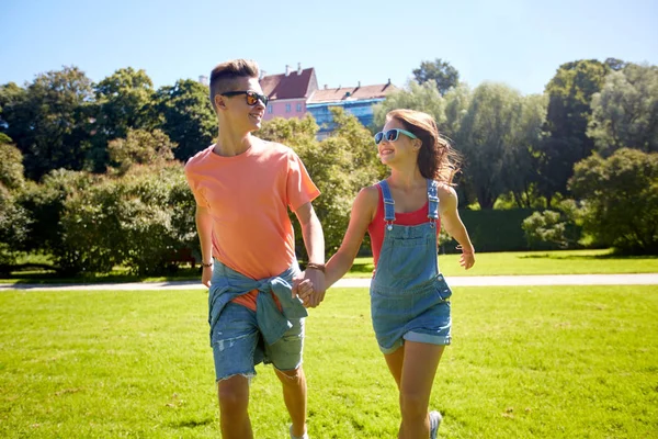 Glückliches Teenie-Paar spaziert durch Sommerpark — Stockfoto