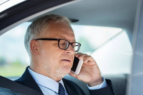 Empresário sênior chamando no smartphone no carro — Fotografia de Stock