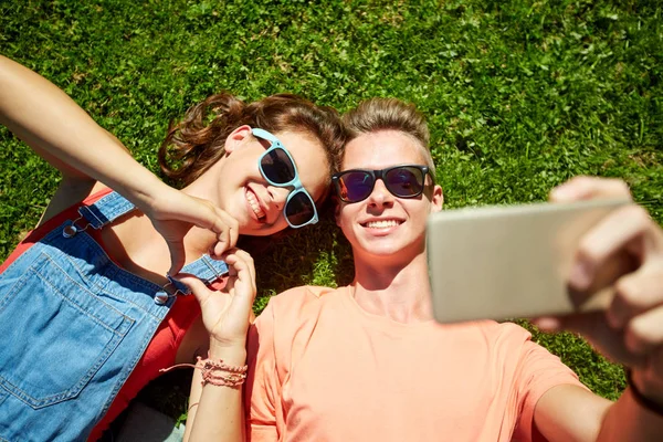 Feliz pareja tomando selfie en el teléfono inteligente en verano —  Fotos de Stock