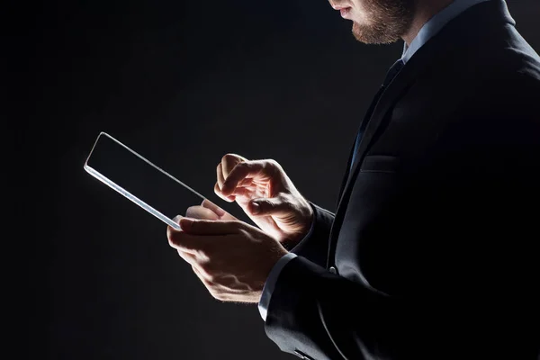 Primer plano de hombre de negocios con la tableta transparente PC —  Fotos de Stock