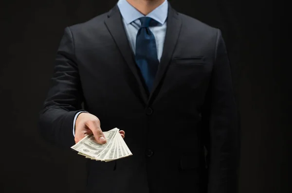 Primer plano de manos de hombre de negocios sosteniendo el dinero —  Fotos de Stock