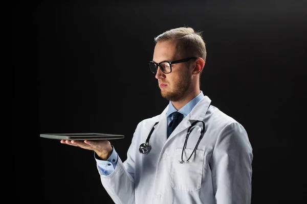 Médico con tableta pc y estetoscopio — Foto de Stock