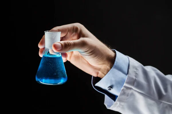 Nahaufnahme eines Wissenschaftlers, der eine Flasche mit Chemikalien in der Hand hält — Stockfoto