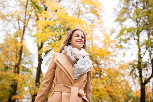 Wanita muda cantik yang bahagia berjalan di taman musim gugur — Stok Foto