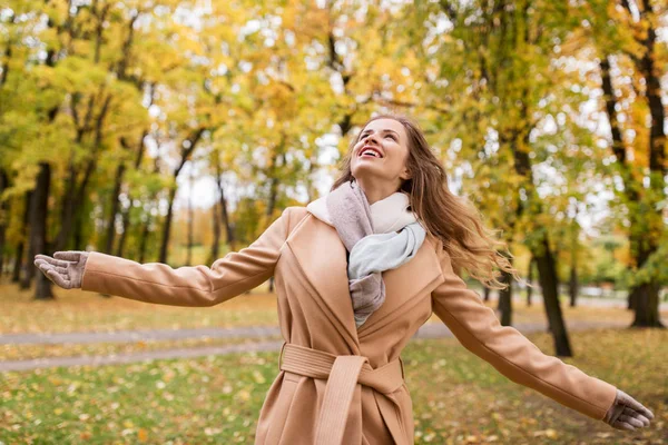 Őszi park séta gyönyörű boldog fiatal nő — Stock Fotó