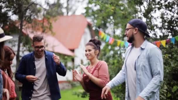 Glada vänner dansa på sommarfest i trädgården — Stockvideo