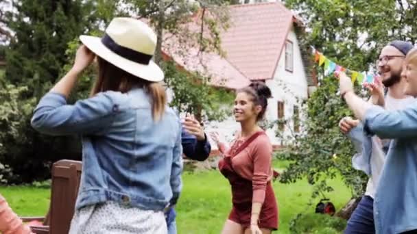 Щасливі друзі танцюють на літній вечірці в саду — стокове відео