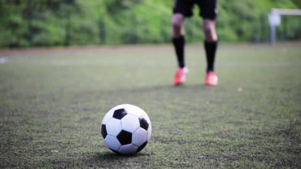 Jogador de futebol jogando com bola no campo — Vídeo de Stock