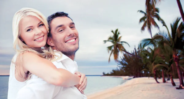 Casal se divertindo e abraçando na praia — Fotografia de Stock