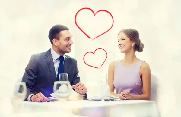 Sorrindo casal olhando um para o outro no restaurante — Fotografia de Stock