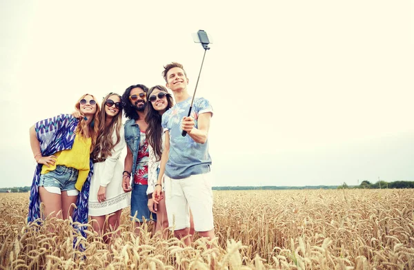 Hippi arkadaşları ile smartphone selfie Stick — Stok fotoğraf