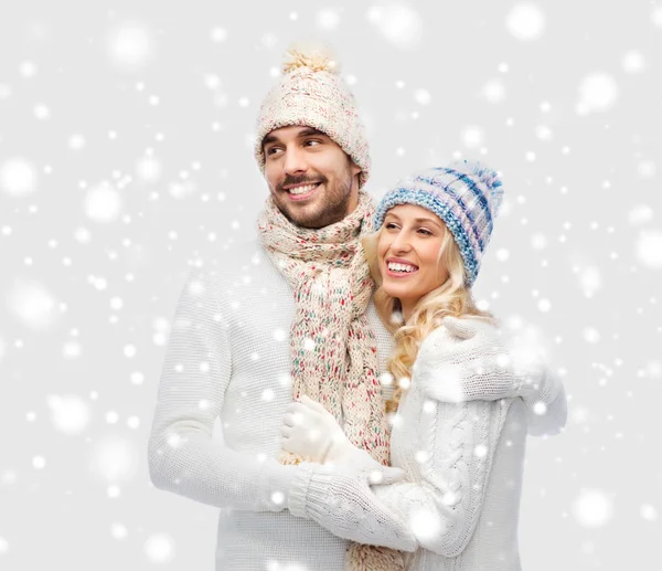 Sonriente pareja en invierno ropa abrazos —  Fotos de Stock