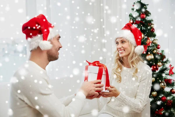 Boldog pár otthon karácsonyi ajándék doboz — Stock Fotó