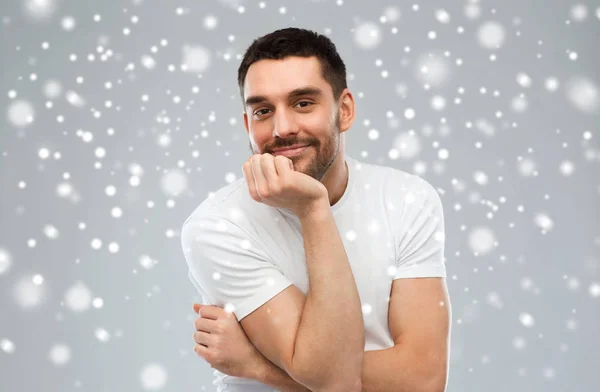 Sorridente homem sobre neve fundo — Fotografia de Stock