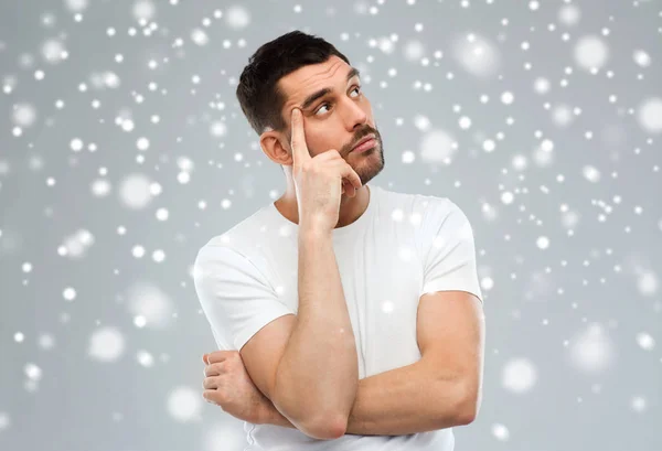 Człowiek myślący śniegu na szarym tle — Zdjęcie stockowe