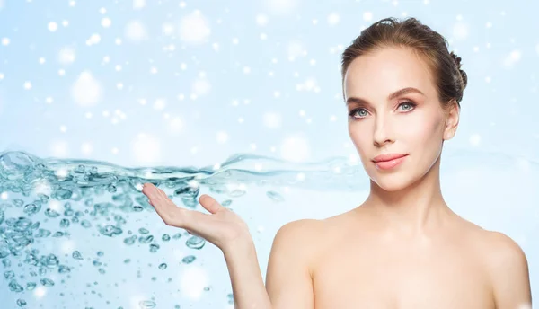 Lächelnde junge Frau über Wasser und Schnee — Stockfoto