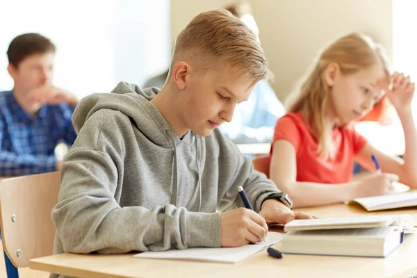 Groep studenten met boeken schrijven test van de school — Stockfoto