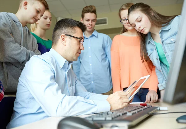 Studenti e insegnanti con tablet pc a scuola — Foto Stock
