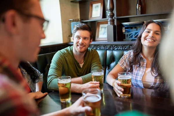 Happy vänner dricka öl på baren eller pub — Stockfoto