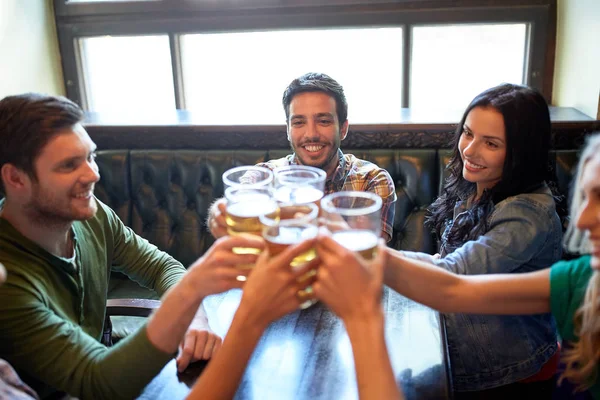Happy vänner dricka öl på baren eller pub — Stockfoto