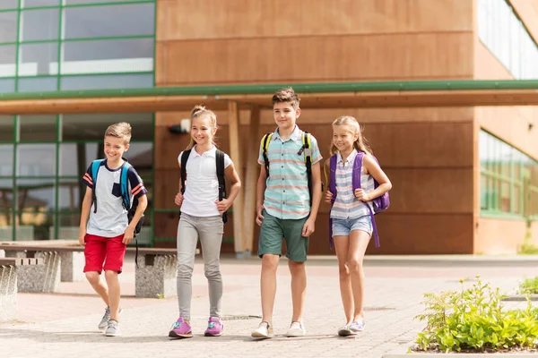 Grupa studentów szczęśliwy szkoła podstawowa, krótkiego spaceru — Zdjęcie stockowe
