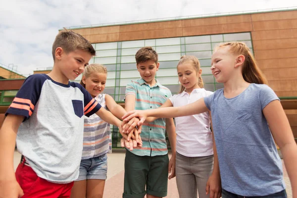 Gruppo di studenti delle scuole elementari felici — Foto Stock