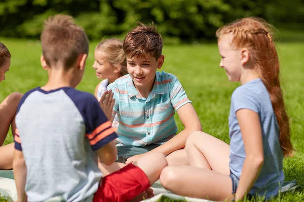 Szczęśliwy kids gry w kamień papier nożyce — Zdjęcie stockowe