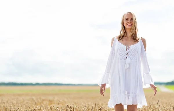 Χαμογελαστή νεαρή γυναίκα με λευκό φόρεμα στον τομέα των δημητριακών — Φωτογραφία Αρχείου