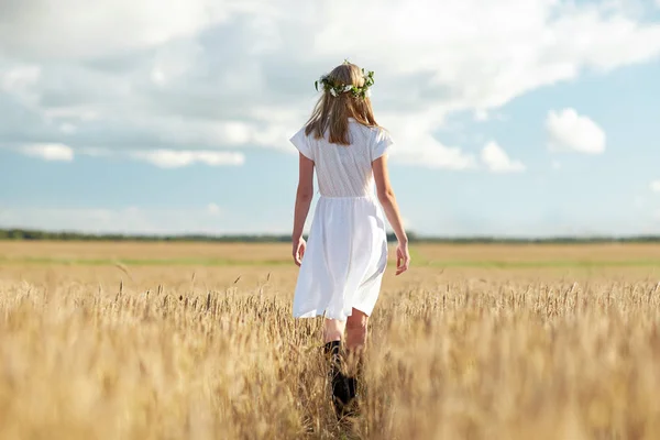 Heureuse jeune femme en couronne de fleurs sur le champ de céréales — Photo