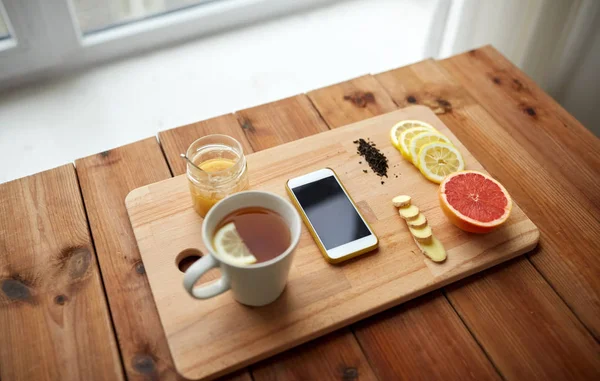 Smarttelefon med sitronte, honning og ingefær – stockfoto