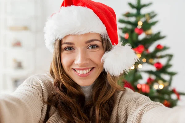 Gelukkige vrouw selfie overname kerstboom — Stockfoto