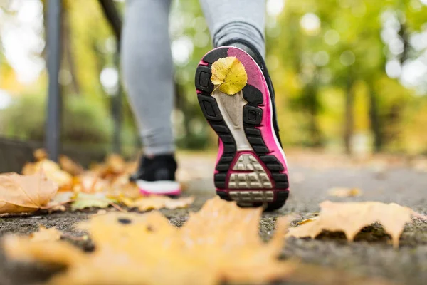 Primo piano di giovane donna in esecuzione nel parco autunnale — Foto Stock