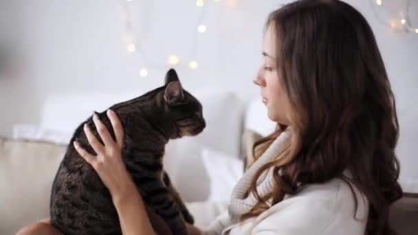 Feliz joven con gato en la cama en casa — Vídeos de Stock