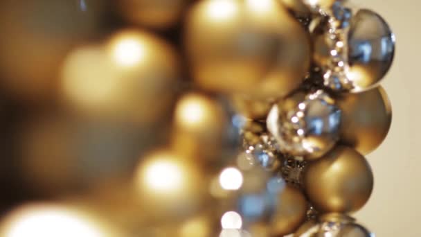 Goldene Weihnachtsdekoration oder Girlanden aus Perlen — Stockvideo