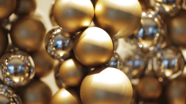 Goldene Weihnachtsdekoration oder Girlanden aus Perlen — Stockvideo