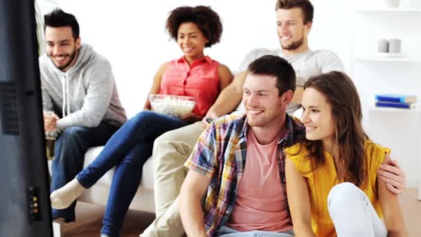 Amigos felizes com pipocas assistindo tv em casa — Vídeo de Stock