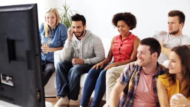 Amigos bebiendo cerveza y viendo la televisión en casa — Vídeos de Stock