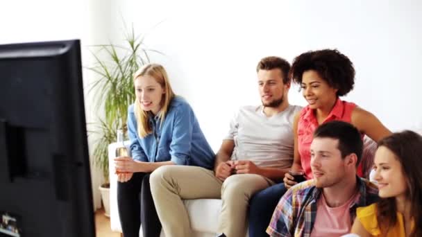 Amigos o aficionados al fútbol viendo fútbol en casa — Vídeos de Stock