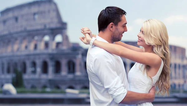 Couple heureux étreignant sur le colisée — Photo