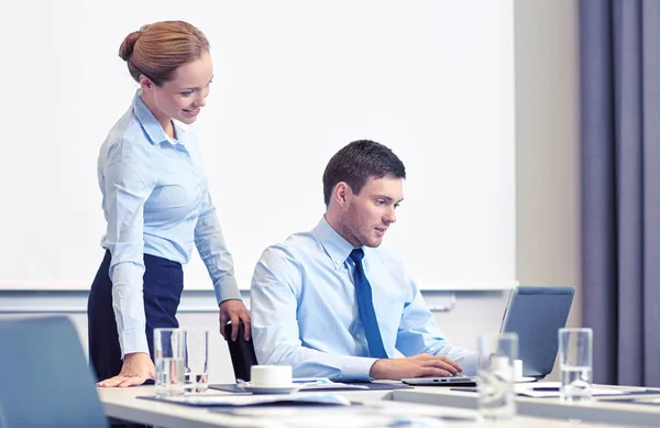 Affärsman och sekreterare med laptop i office — Stockfoto