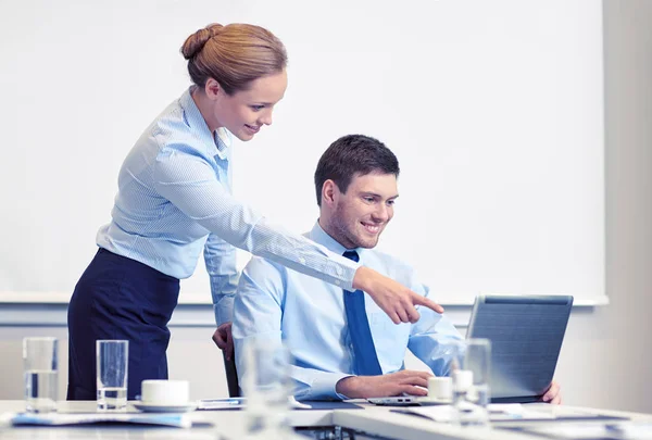 Affärsman och sekreterare med laptop i office — Stockfoto
