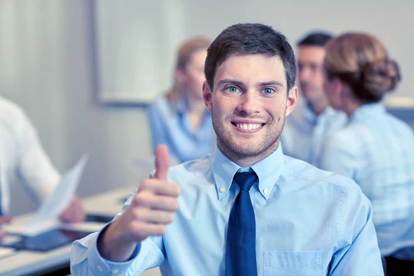 Grupo de empresarios sonrientes reunidos en el cargo — Foto de Stock