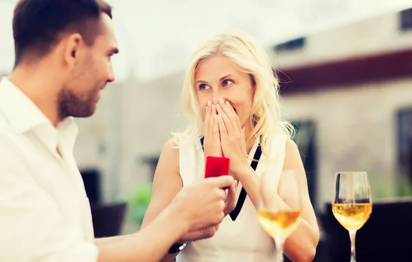 Feliz pareja con anillo de compromiso y vino en la cafetería — Foto de Stock