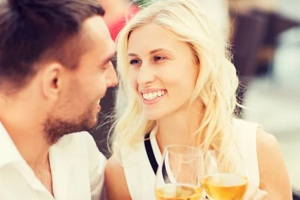 Bicchieri di clinking coppia felice al ristorante lounge — Foto Stock