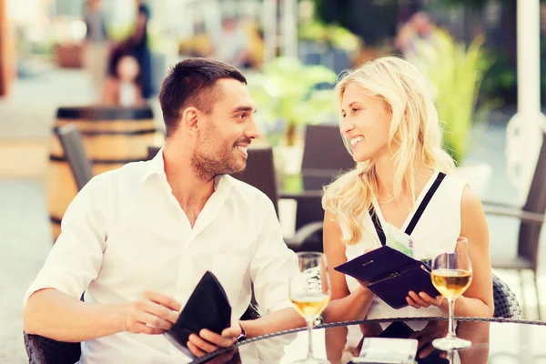 Feliz pareja con billetera pagando la factura en el restaurante —  Fotos de Stock