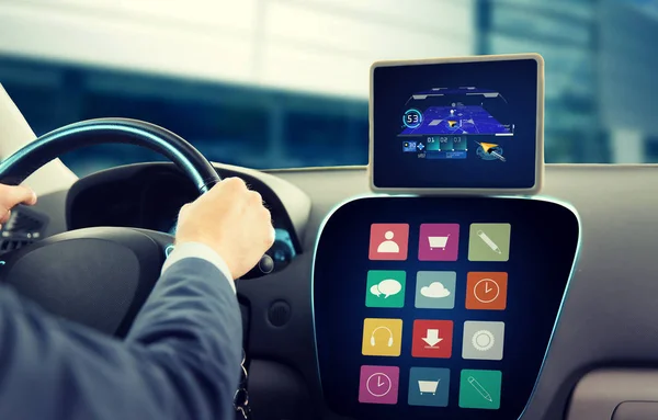 Zár megjelöl-ból ember-GPS-tablet PC-n, autó vezetés — Stock Fotó
