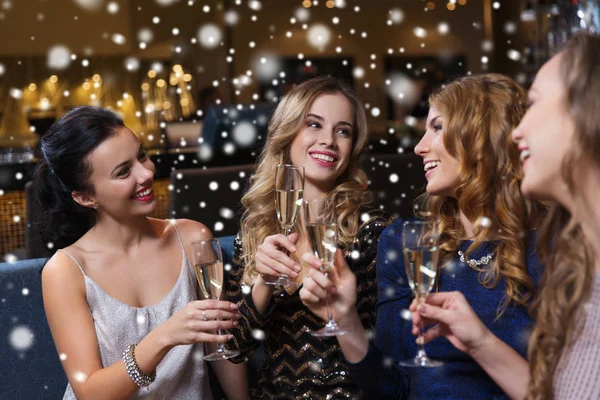 Mulheres felizes com taças de champanhe no clube noturno — Fotografia de Stock