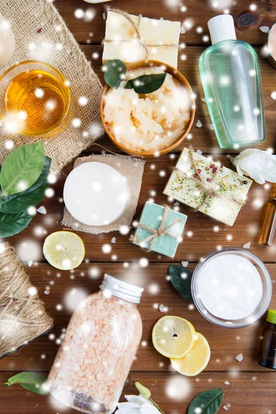 Cosmétiques naturels pour le corps sur bois — Photo