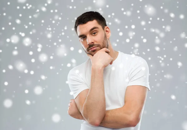 Człowiek myśli na tle śniegu — Zdjęcie stockowe